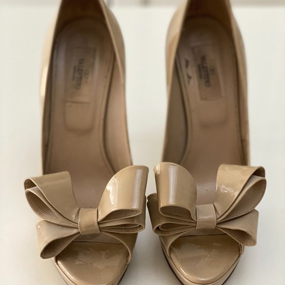 Valentino Garavani Bow Patent Nude Heels - Picture 5 of 7